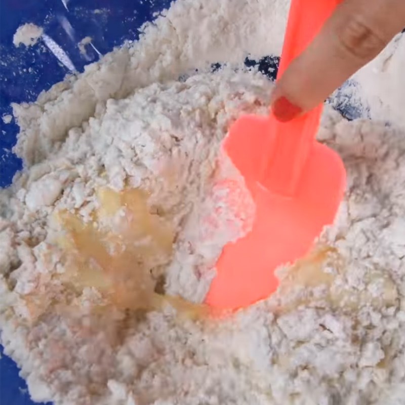 Bước 2 Trộn bột Bánh mì cuộn sữa dừa lá dứa