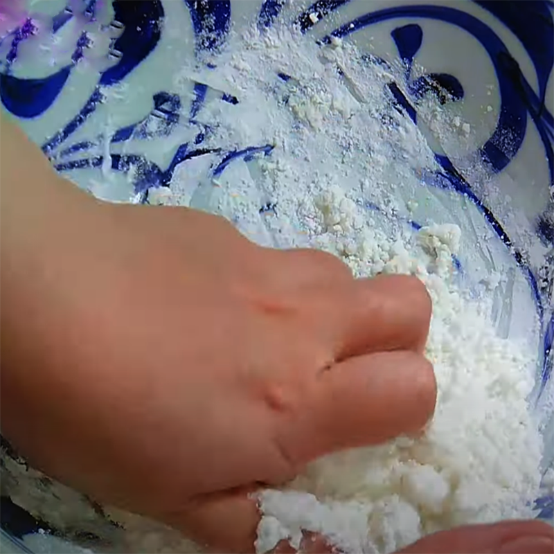 Bước 1 Trộn bột bánh Chè ỷ truyền thống