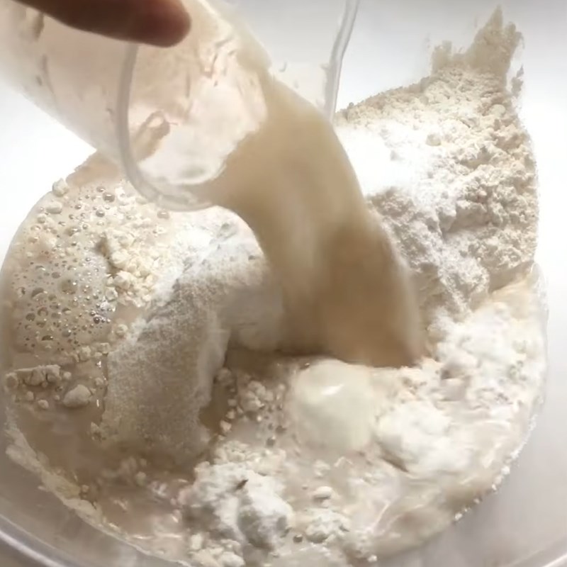 Bước 2 Trộn bột bánh Bánh mì ruốc cuộn sốt mayonnaise