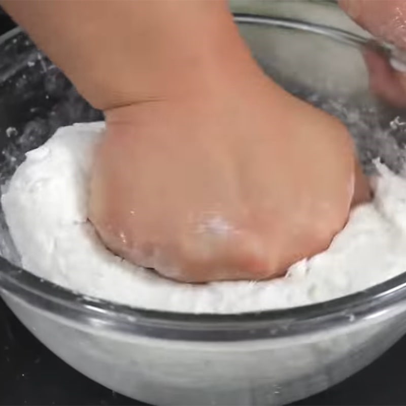 Bước 2 Trộn bột làm trân châu Chè xoài trân châu