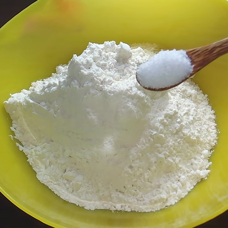 Bước 1 Trộn bột mì căn Chả quế chay từ bột mì