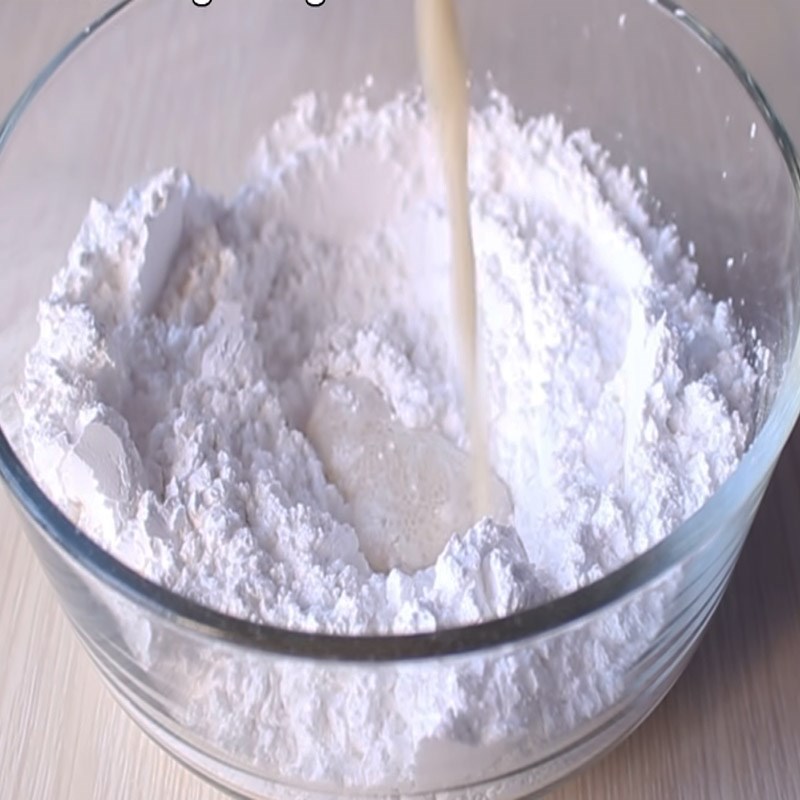 Bước 2 Trộn bột Bánh bò sữa