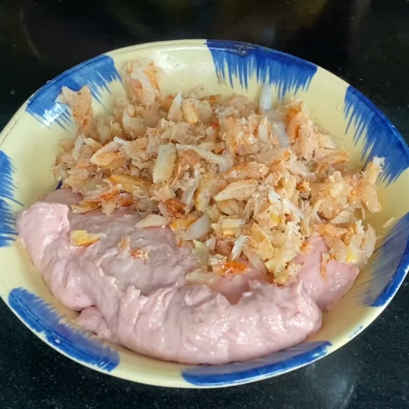 Bước 3 Trộn chả cua Bún bò chả cua