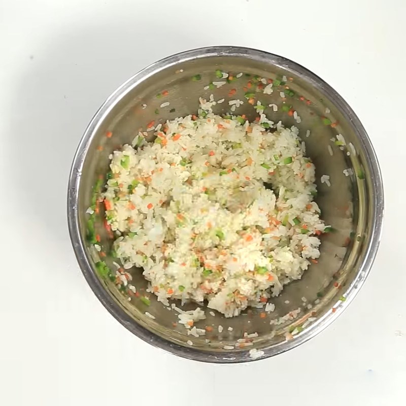 Bước 1 Trộn cơm Cơm nguội bọc xúc xích