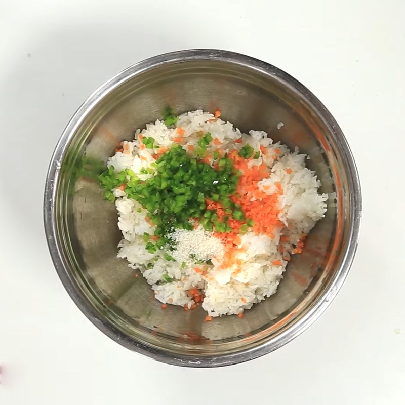Bước 1 Trộn cơm Cơm nguội bọc xúc xích
