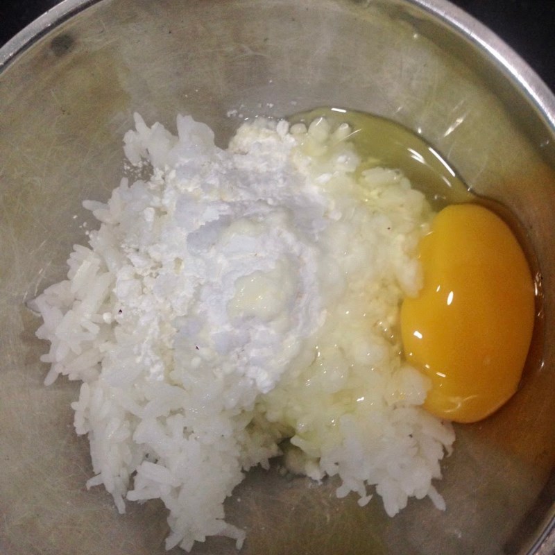 Bước 1 Trộn cơm nguội Snack cơm nguội - cơm nguội chiên giòn