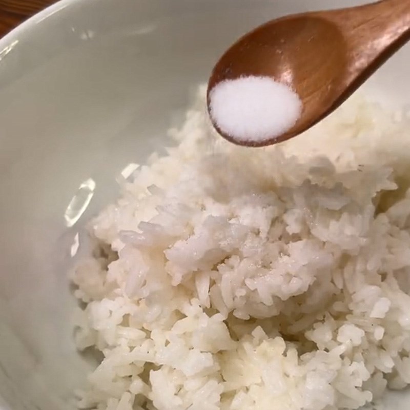 Bước 1 Trộn cơm nguội Snack cơm nguội (Công thức được chia sẻ từ TikTok Cách Nấu Ngon cùng Cách Nấu Ngon)