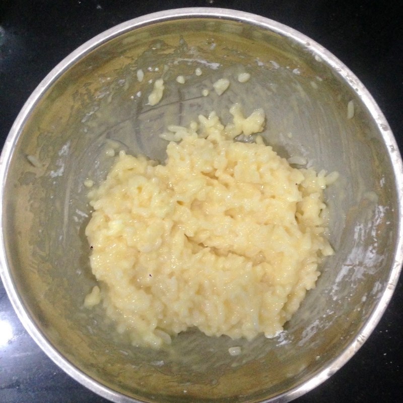 Bước 1 Trộn cơm nguội Snack cơm nguội - cơm nguội chiên giòn