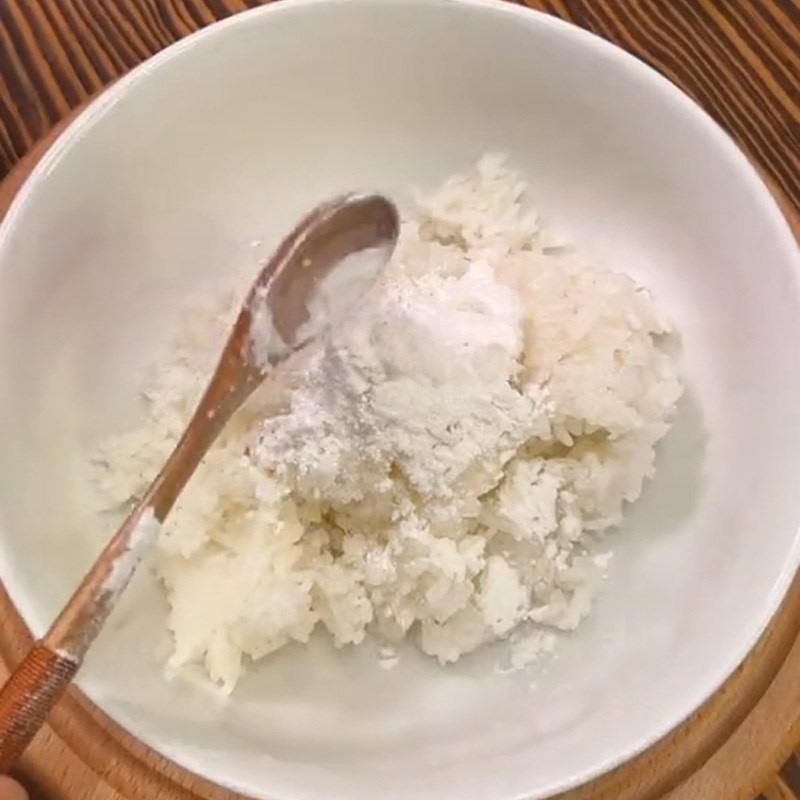 Bước 1 Trộn cơm nguội Snack cơm nguội (Công thức được chia sẻ từ TikTok Cách Nấu Ngon cùng Cách Nấu Ngon)