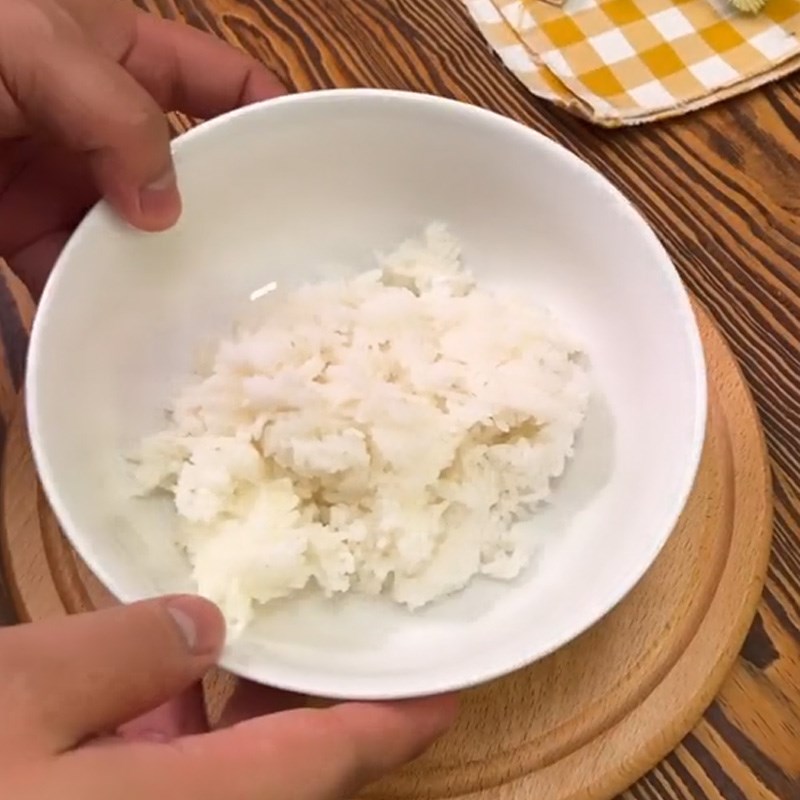 Bước 1 Trộn cơm nguội Snack cơm nguội (Công thức được chia sẻ từ TikTok Cách Nấu Ngon cùng Cách Nấu Ngon)