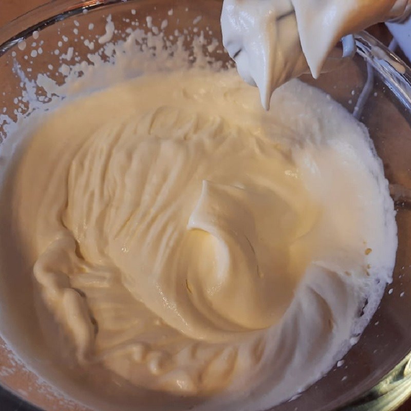 Bước 3 Đánh whipping cream Kem dưa lưới với trứng gà
