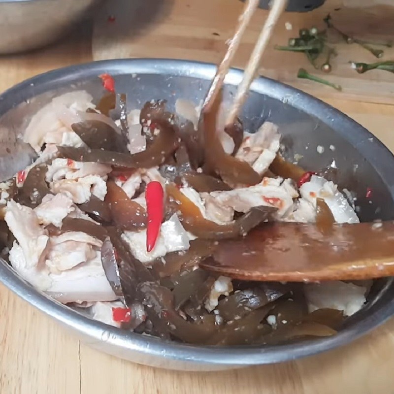 Bước 3 Trộn dưa mắm và thịt Dưa mắm trộn thịt ba rọi
