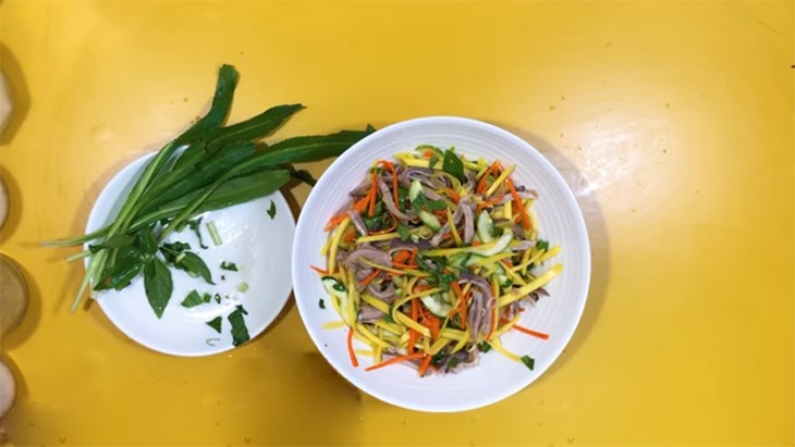 Bước 3 Trộn gỏi Gỏi xoài bao tử heo