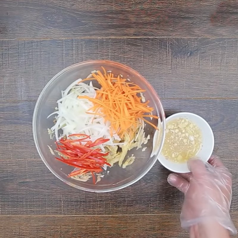 Bước 4 Trộn gỏi Gỏi chân gà rút xương cà rốt hành tây