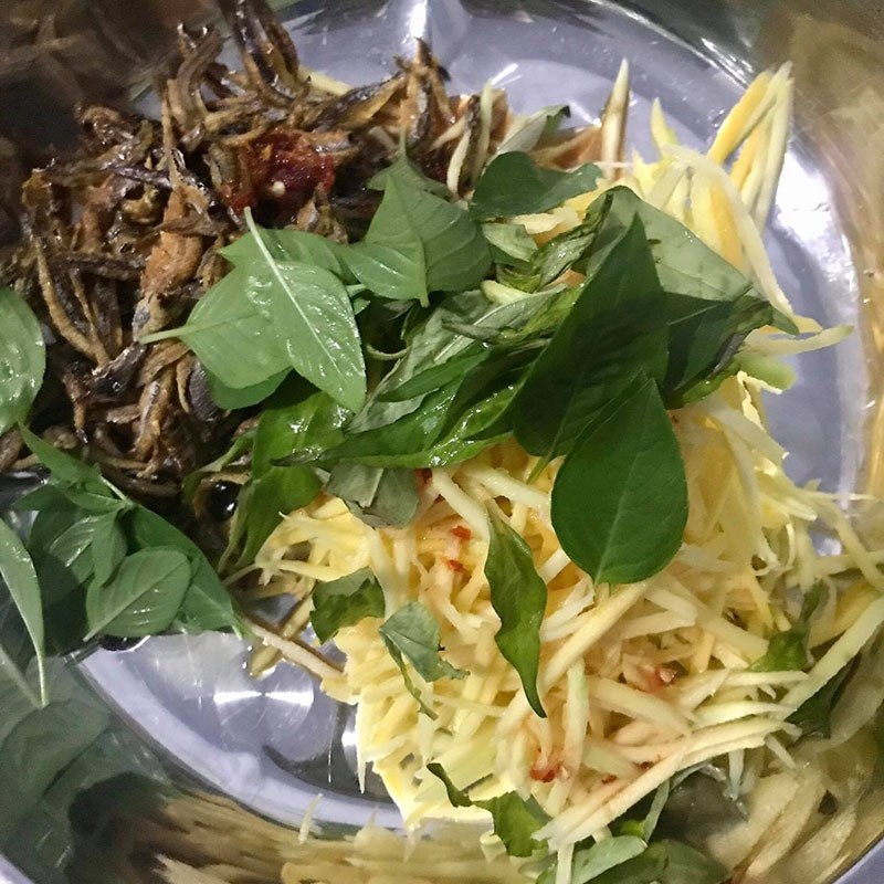 Bước 3 Trộn gỏi Gỏi xoài cá cơm khô