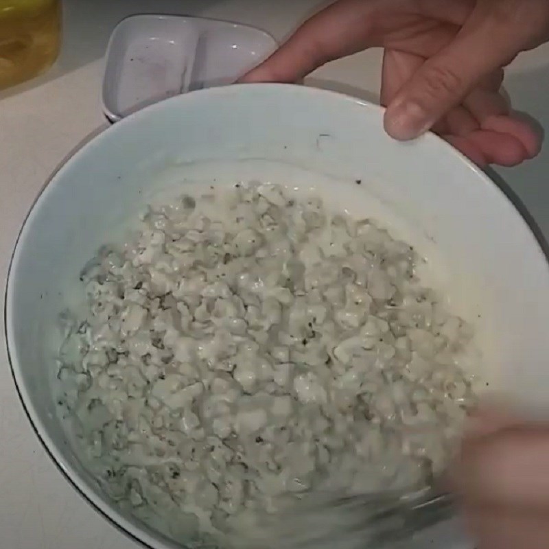 Bước 2 Trộn hến vào bột Bánh hến chiên