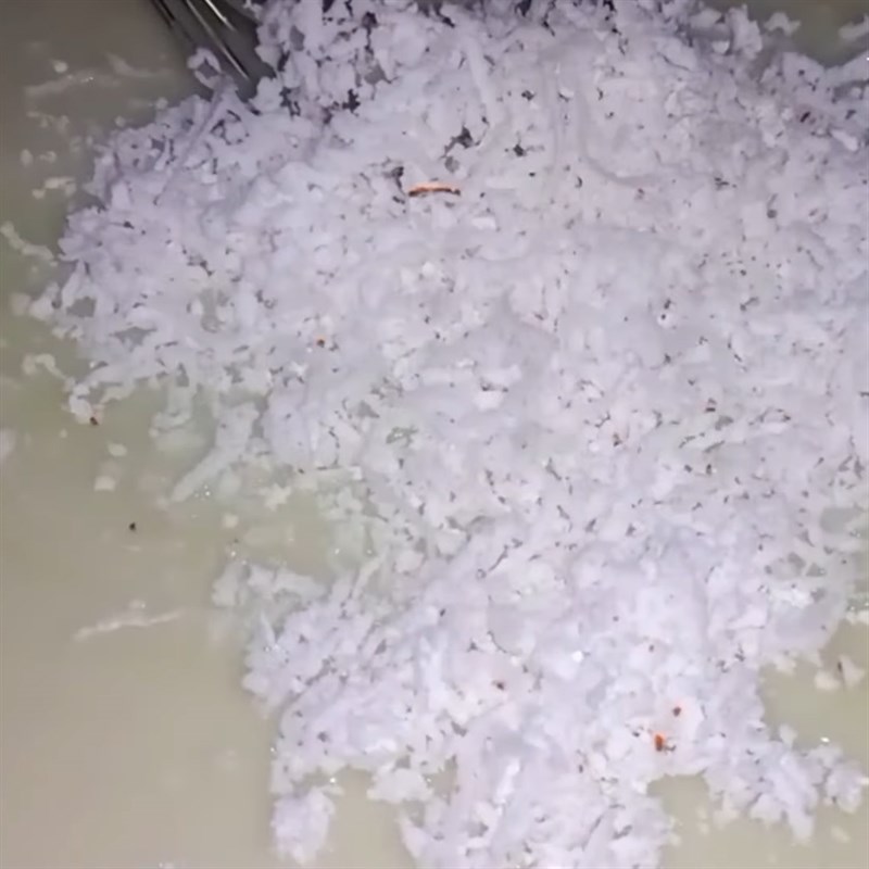 Bước 4 Trộn hỗn hợp chuối cốt dừa đậu phộng Kem chuối bịch cốt dừa với sữa đặc