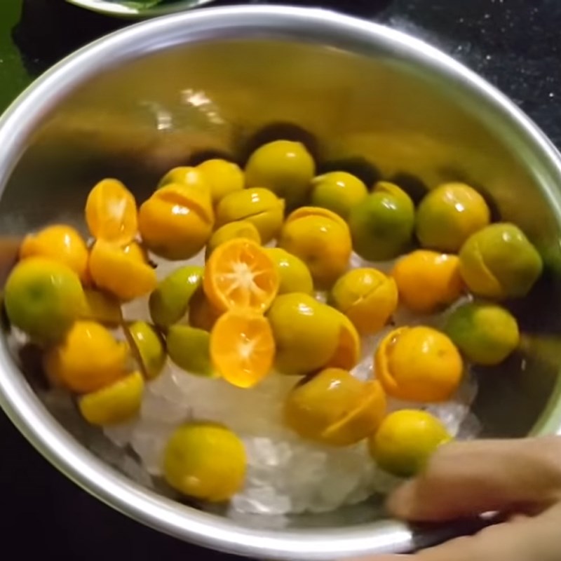 Bước 2 Trộn hỗn hợp húng quất đường phèn diếp cá Siro húng quất (tắc) đường phèn diếp cá