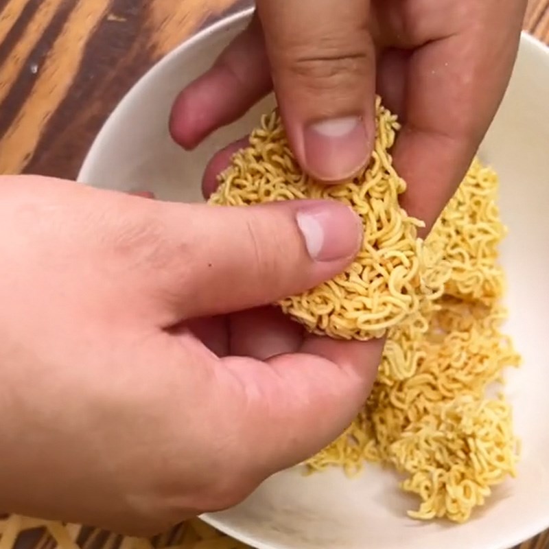 Bước 1 Trộn hỗn hợp mì với trứng Pizza mì gói (Công thức được chia sẻ từ TikTok Cách Nấu Ngon cùng Cách Nấu Ngon)