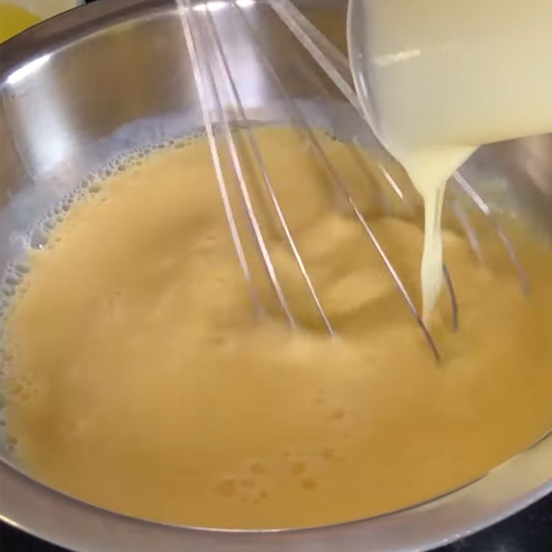 Bước 2 Trộn hỗn hợp trứng sữa Bánh flan bằng nồi chiên không dầu
