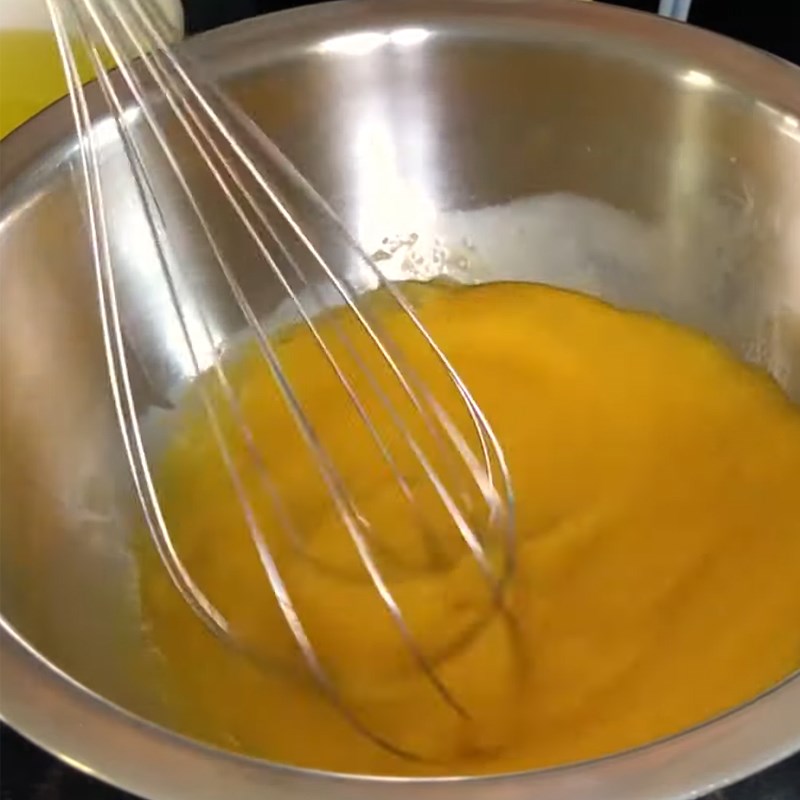 Bước 2 Trộn hỗn hợp trứng sữa Bánh flan bằng nồi chiên không dầu