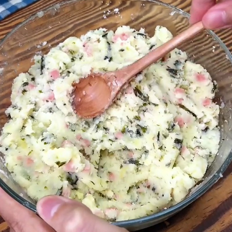 Bước 2 Trộn khoai tây Bánh khoai tây chiên (Công thức được chia sẻ từ TikTok Cách Nấu Ngon cùng Cách Nấu Ngon)