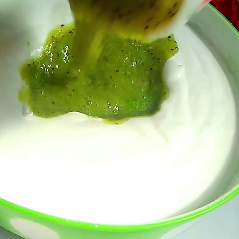 Bước 2 Trộn kiwi và kem Kem kiwi