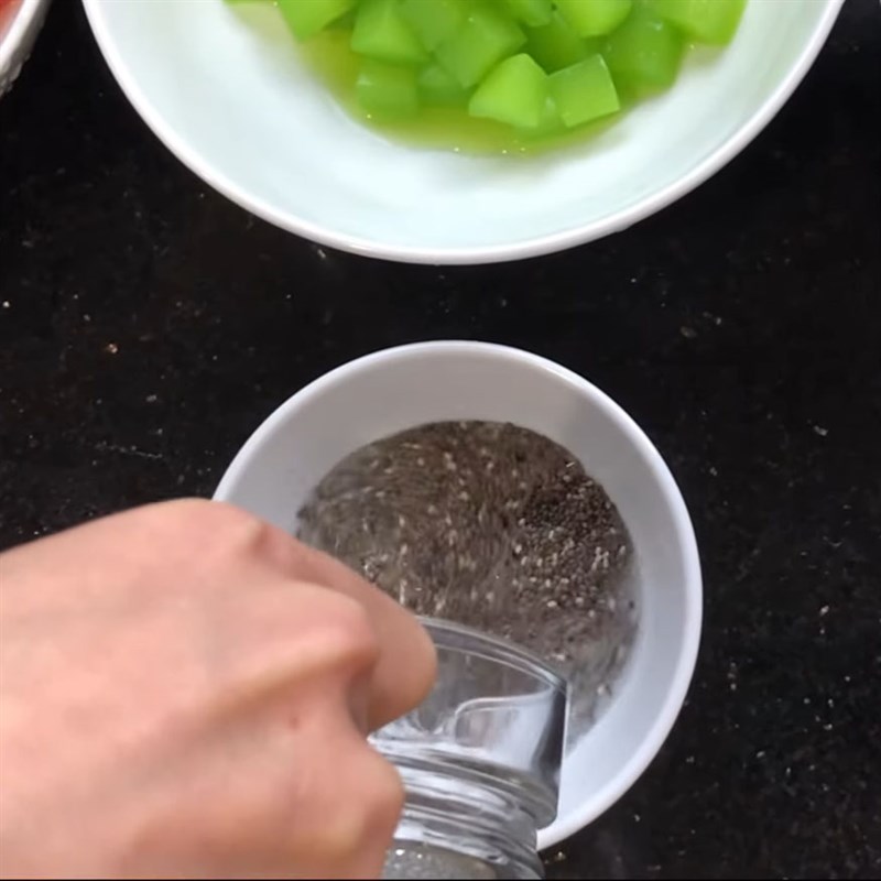 Bước 4 Trộn màu thạch dừa và ngâm nở hạt chia Thạch dừa thô