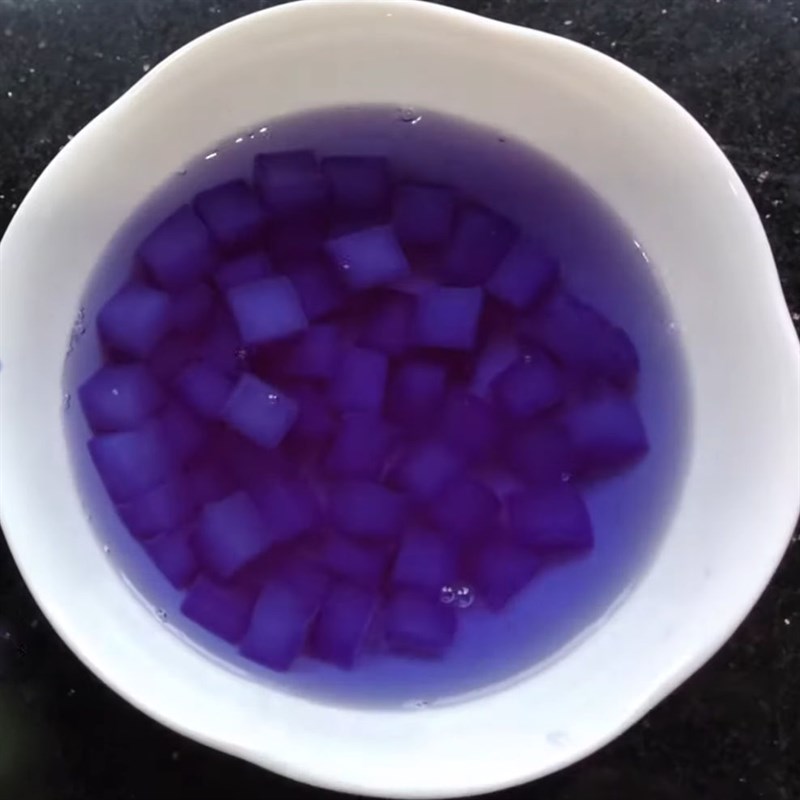 Bước 4 Trộn màu thạch dừa và ngâm nở hạt chia Thạch dừa thô
