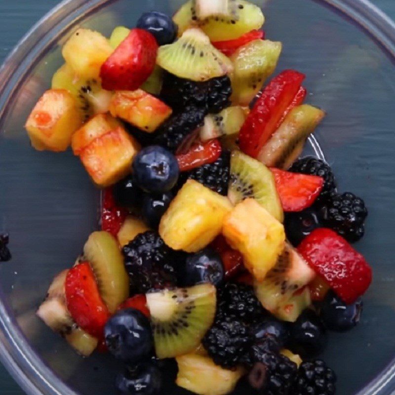 Bước 2 Trộn salad Salad hoa quả họ Berry sốt chanh
