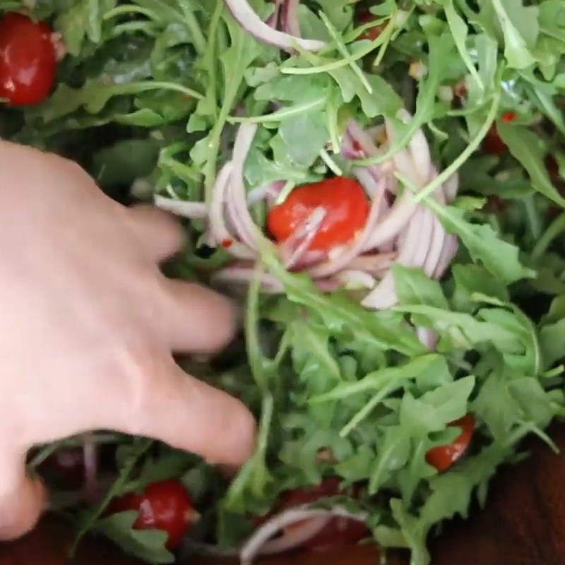 Bước 3 Trộn salad Rocket salad cà chua bơ