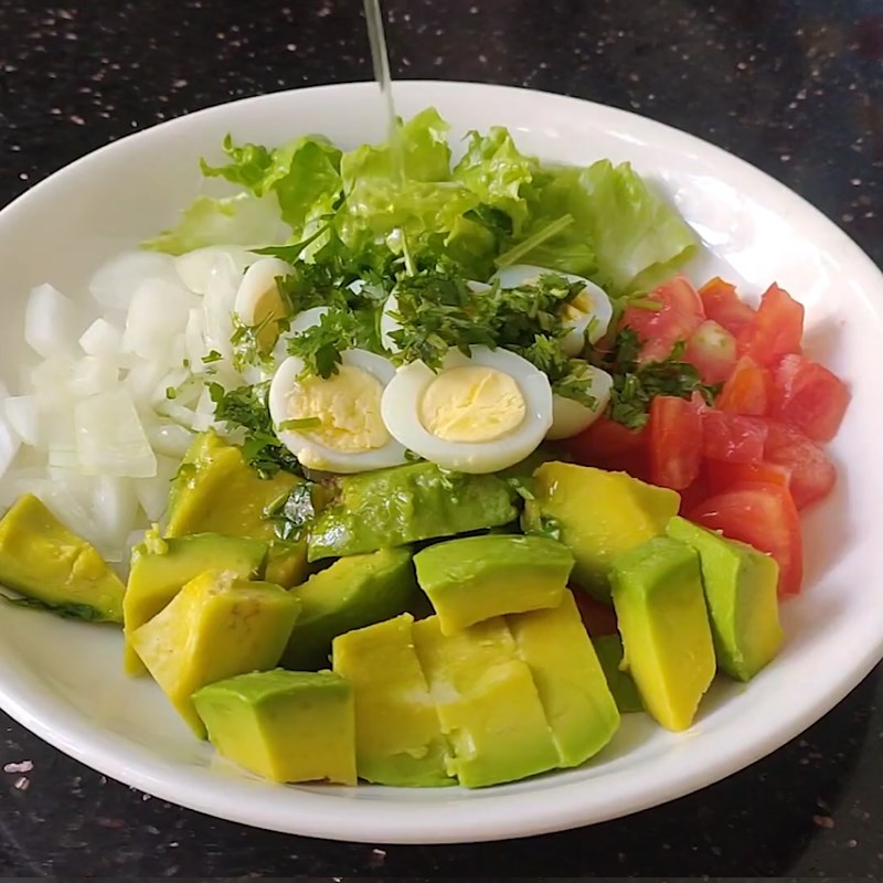 Bước 4 Trộn salad Salad bơ trứng cút