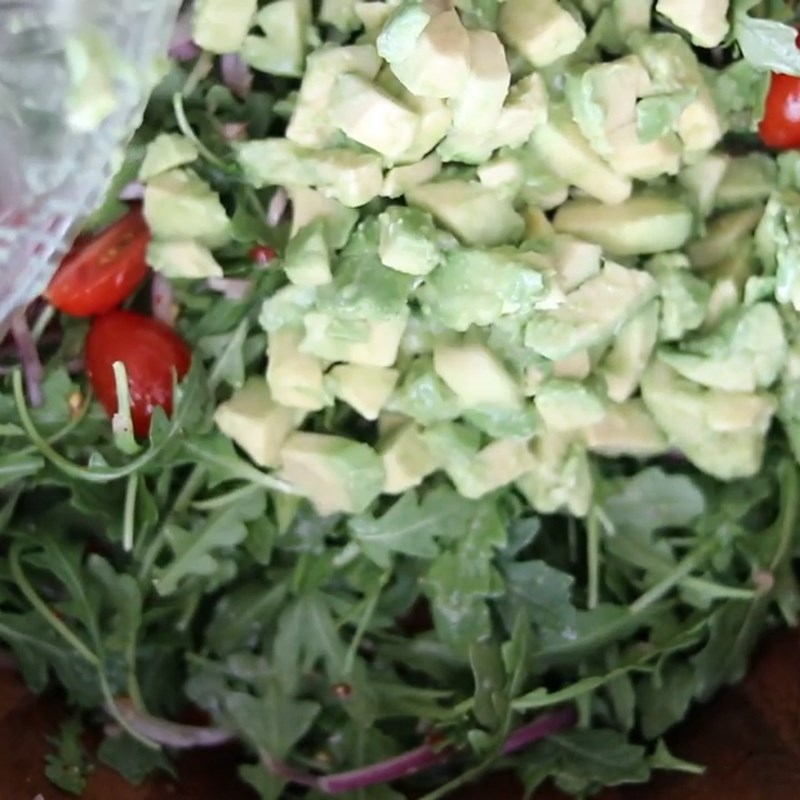 Bước 3 Trộn salad Rocket salad cà chua bơ