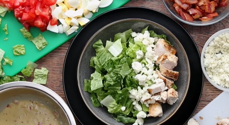 Bước 5 Trộn salad Cobb salad