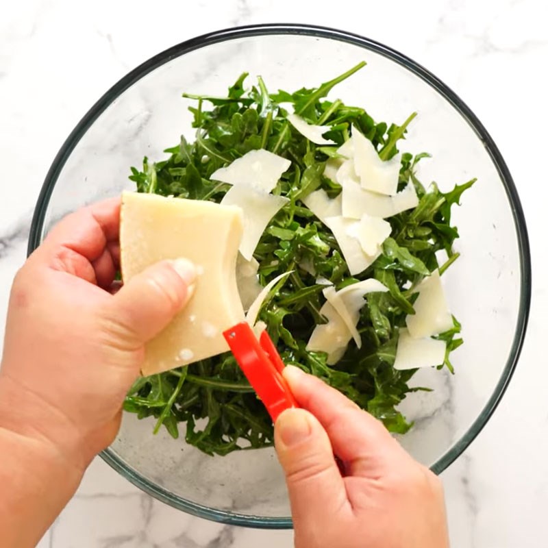 Bước 3 Trộn salad Rocket salad phô mai giấm