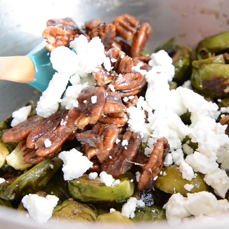 Bước 4 Trộn salad Salad bắp cải tí hon hạt hồ đào