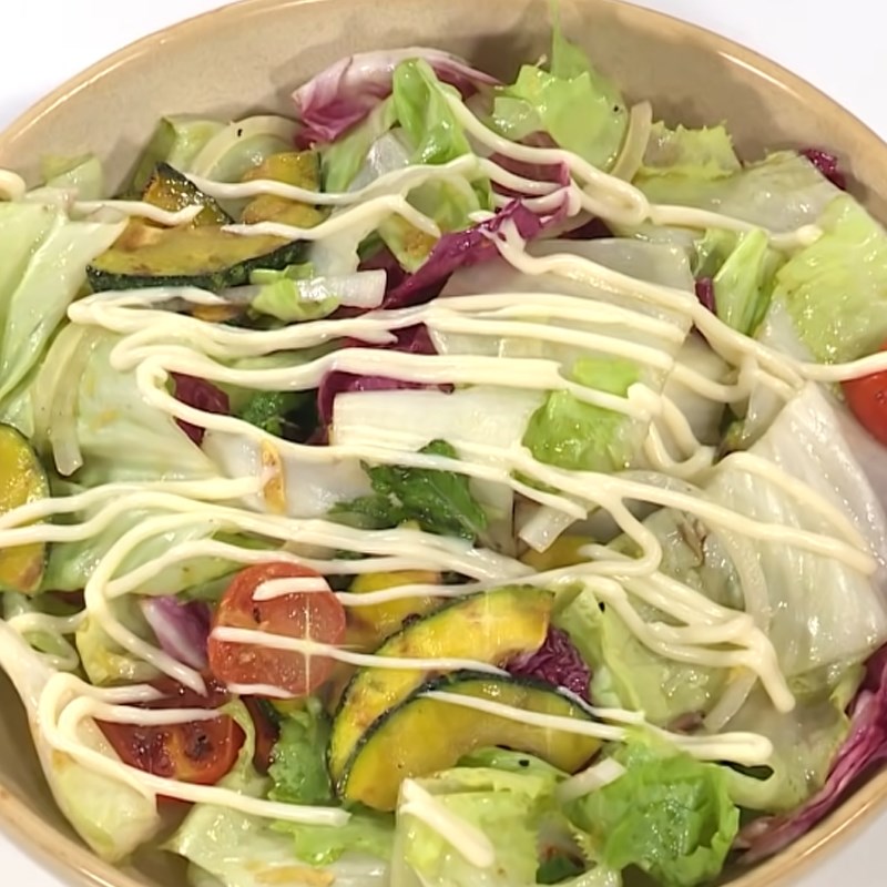 Bước 6 Trộn salad Salad bí đỏ thịt gà nướng