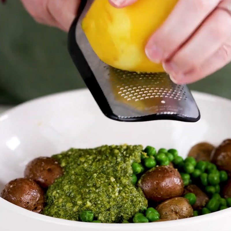 Bước 4 Trộn salad Salad pesto khoai tây