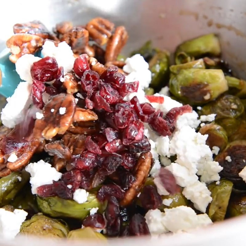 Bước 4 Trộn salad Salad bắp cải tí hon hạt hồ đào