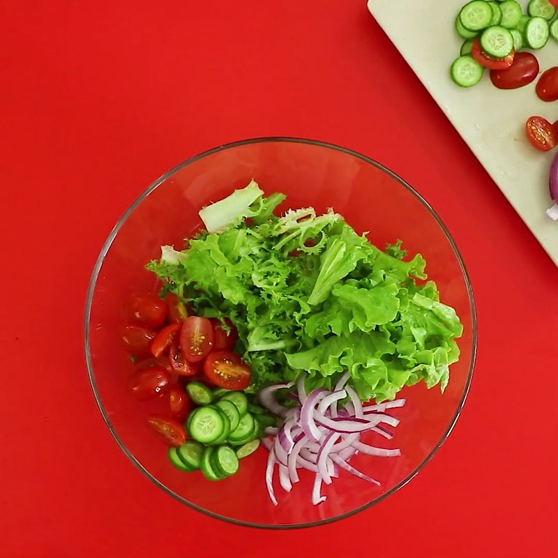 Bước 5 Trộn salad Salad cá hồi dầu giấm