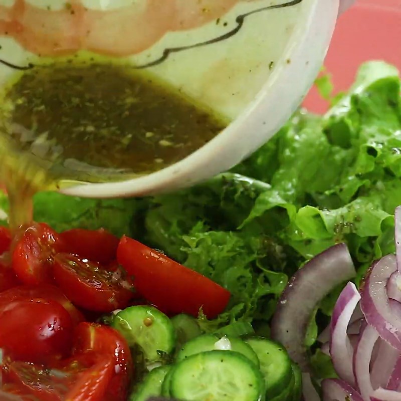 Bước 5 Trộn salad Salad cá hồi dầu giấm
