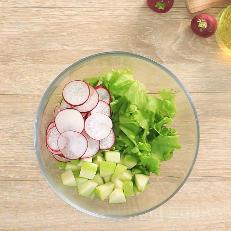 Bước 5 Trộn salad Salad cá hồi sốt sữa chua
