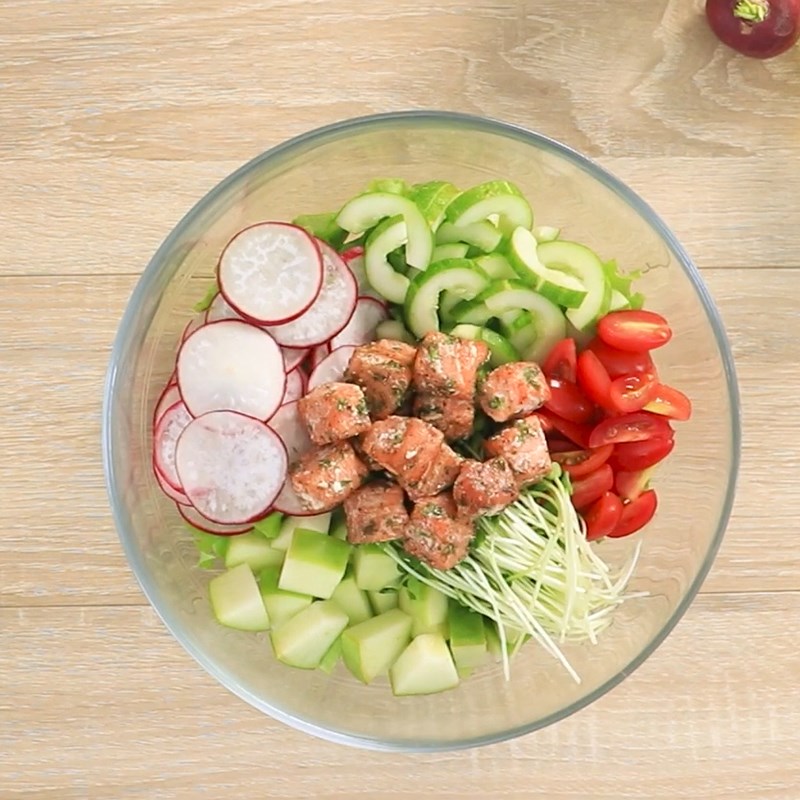 Bước 5 Trộn salad Salad cá hồi sốt sữa chua