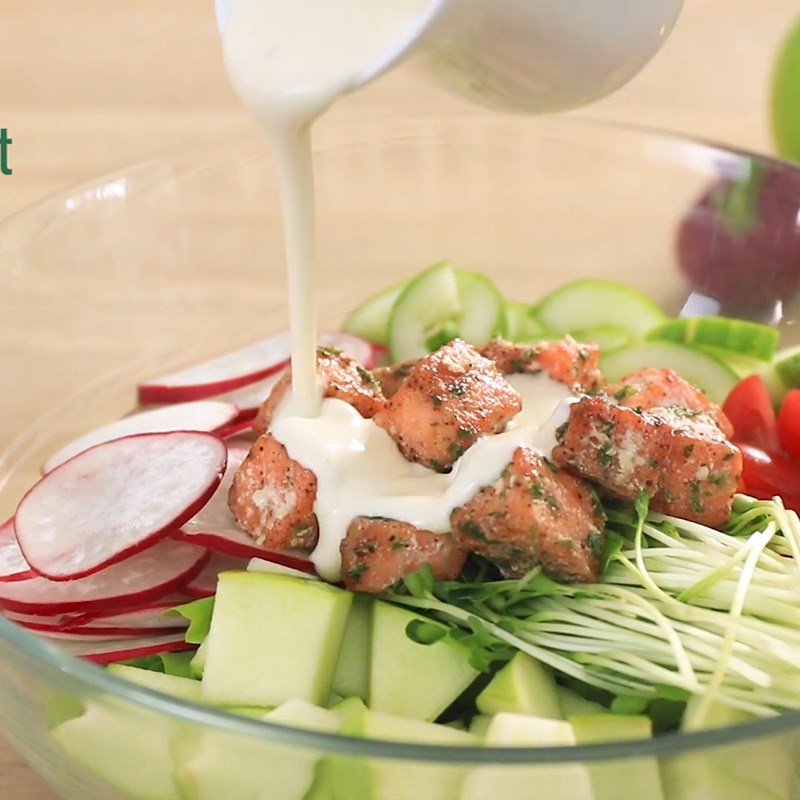 Bước 5 Trộn salad Salad cá hồi sốt sữa chua