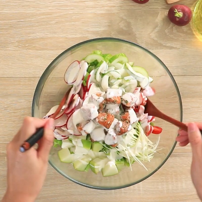 Bước 5 Trộn salad Salad cá hồi sốt sữa chua