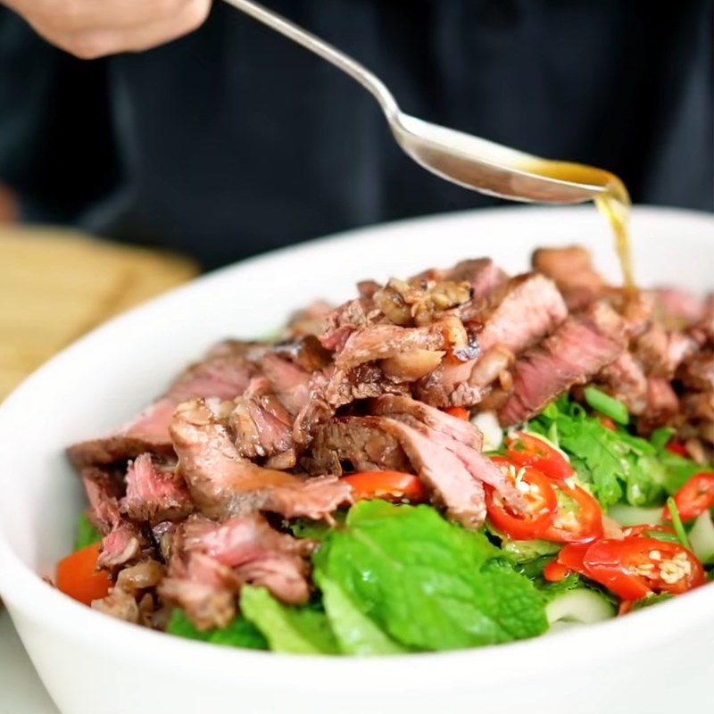 Bước 5 Trộn salad Salad thịt bò kiểu Thái