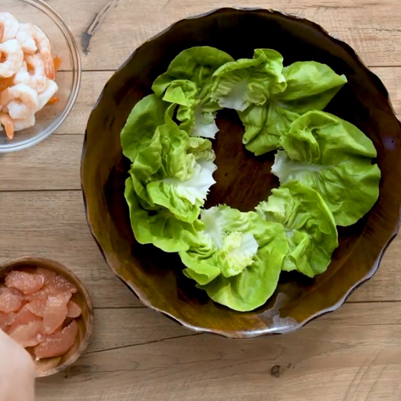 Bước 4 Trộn salad Salad tôm bưởi hạt óc chó