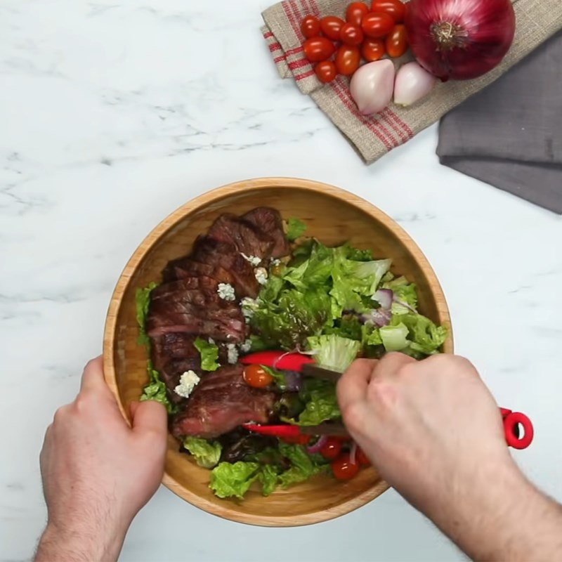 Bước 6 Trộn salad Salad thịt bò rau củ nướng