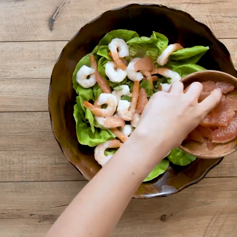 Bước 4 Trộn salad Salad tôm bưởi hạt óc chó