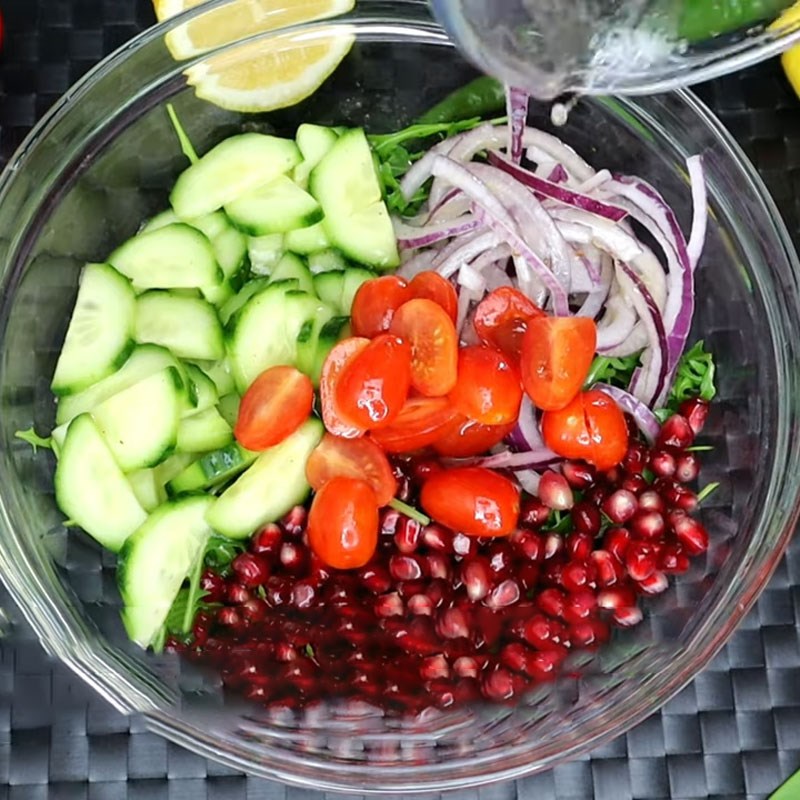 Bước 3 Trộn salad Rocket salad dưa leo lựu